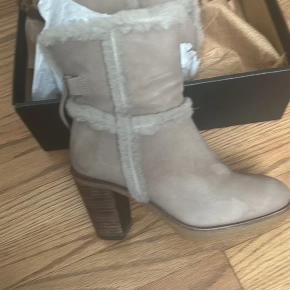 Boots - Picture 4 of 7